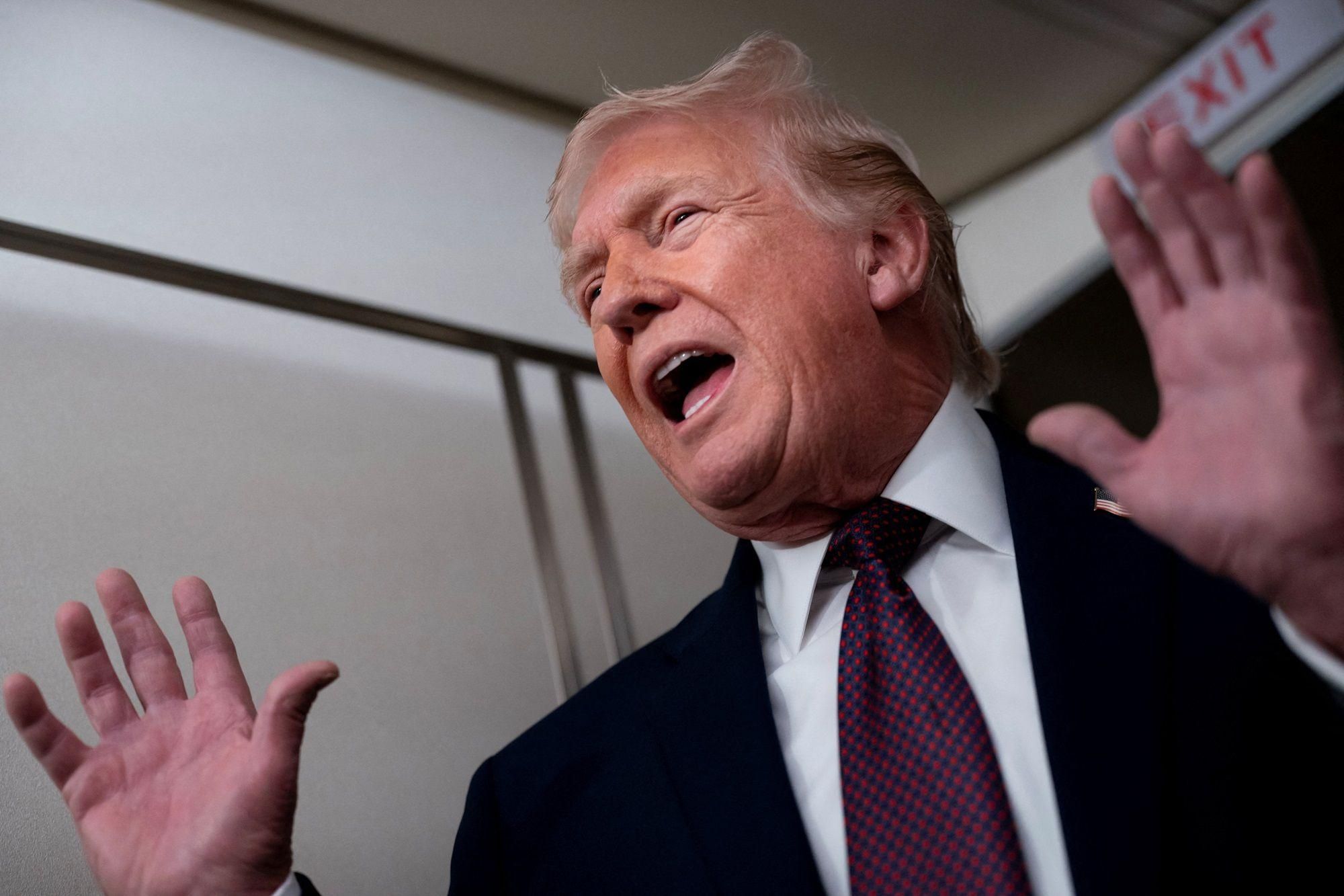 ترامب يدرس "خيارات في غاية القوة" في إيران، وطهران تعلن الحداد ثلاثة أيام