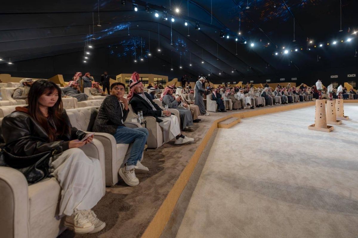 زوار من الصين يعبّرون عن إعجابهم بالموروث في مهرجان الملك عبدالعزيز للصقور 2025