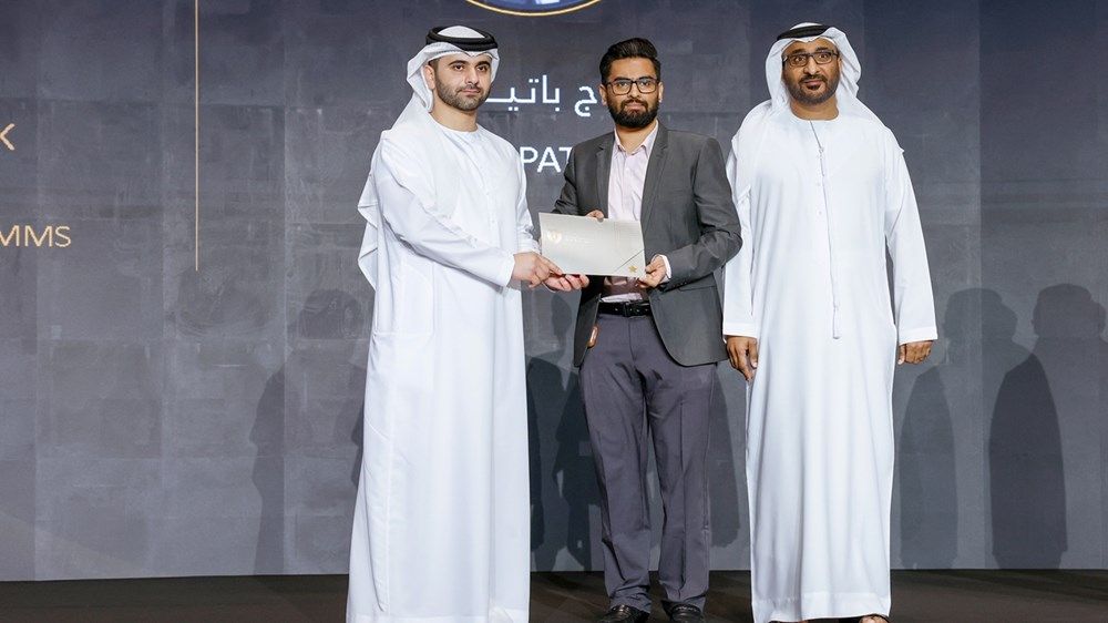 منصور بن محمد يكرّم الفائزين بـ «جائزة الاحتراف والتميز الأمني»