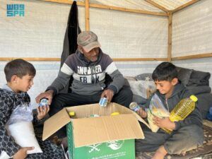 مركز الملك سلمان للإغاثة يوزّع مساعدات غذائية على النازحين جنوب قطاع غزة