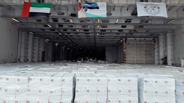 وصول حمولة سفينة الشيخ محمد بن راشد إلى قطاع غزة وبدء توزيعها على السكان