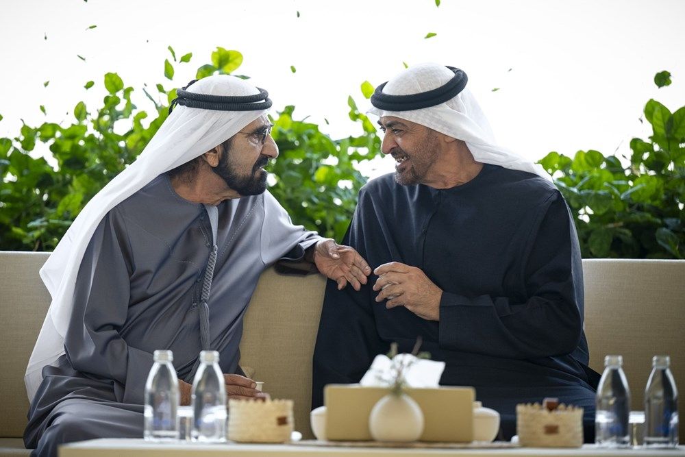 رئيس الدولة يهدي محمد بن راشد مجموعة صور توثق أبرز المناسبات الوطنية والمحطات التي جمعتهما في خدمة الوطن