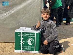 مركز الملك سلمان للإغاثة يوزّع مساعدات غذائية على الأسر النازحة في المواصي جنوب غزة