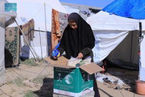 مركز الملك سلمان للإغاثة يوزّع مساعدات غذائية على النازحين جنوب قطاع غزة