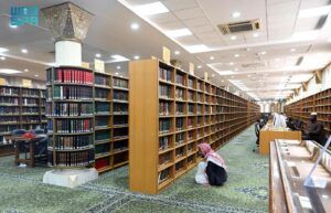 مكتبة المسجد النبوي وجهة علمية رائدة للباحثين وطلاب العلم