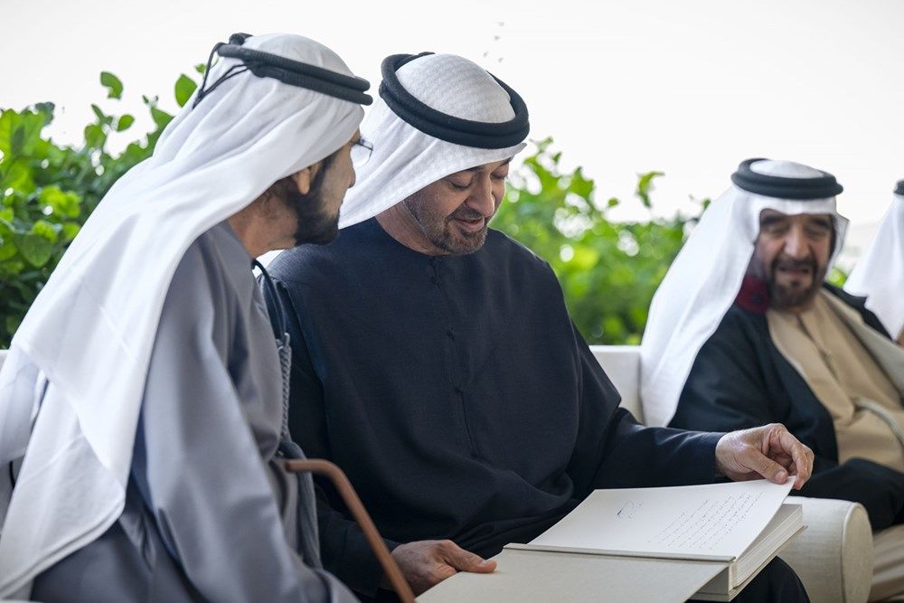 رئيس الدولة يهدي محمد بن راشد مجموعة صور توثق أبرز المناسبات الوطنية والمحطات التي جمعتهما في خدمة الوطن