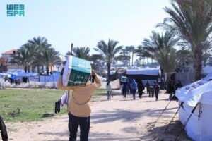 مركز الملك سلمان للإغاثة يوزّع مساعدات غذائية على النازحين جنوب قطاع غزة