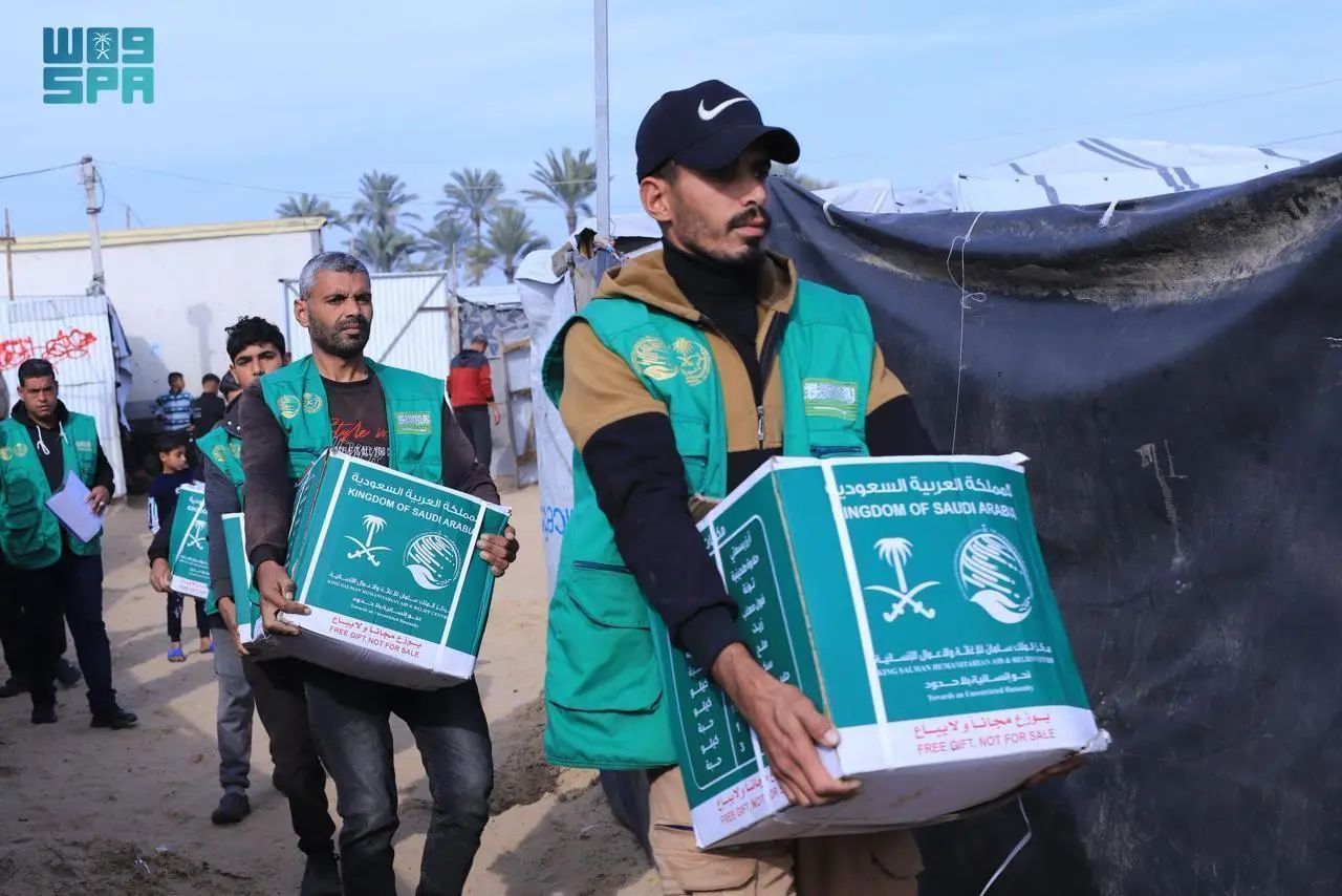 مركز الملك سلمان للإغاثة يوزّع مساعدات غذائية على الأسر النازحة في المواصي جنوب غزة