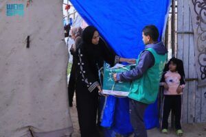 مركز الملك سلمان للإغاثة يوزّع مساعدات غذائية على الأسر النازحة في المواصي جنوب غزة