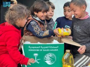 مركز الملك سلمان للإغاثة يوزّع مساعدات غذائية على الأسر النازحة في المواصي جنوب غزة