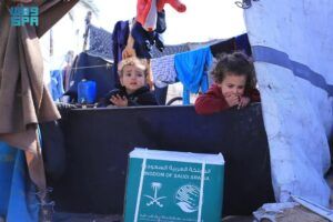 مركز الملك سلمان للإغاثة يوزّع مساعدات غذائية على النازحين جنوب قطاع غزة