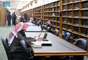 مكتبة المسجد النبوي وجهة علمية رائدة للباحثين وطلاب العلم