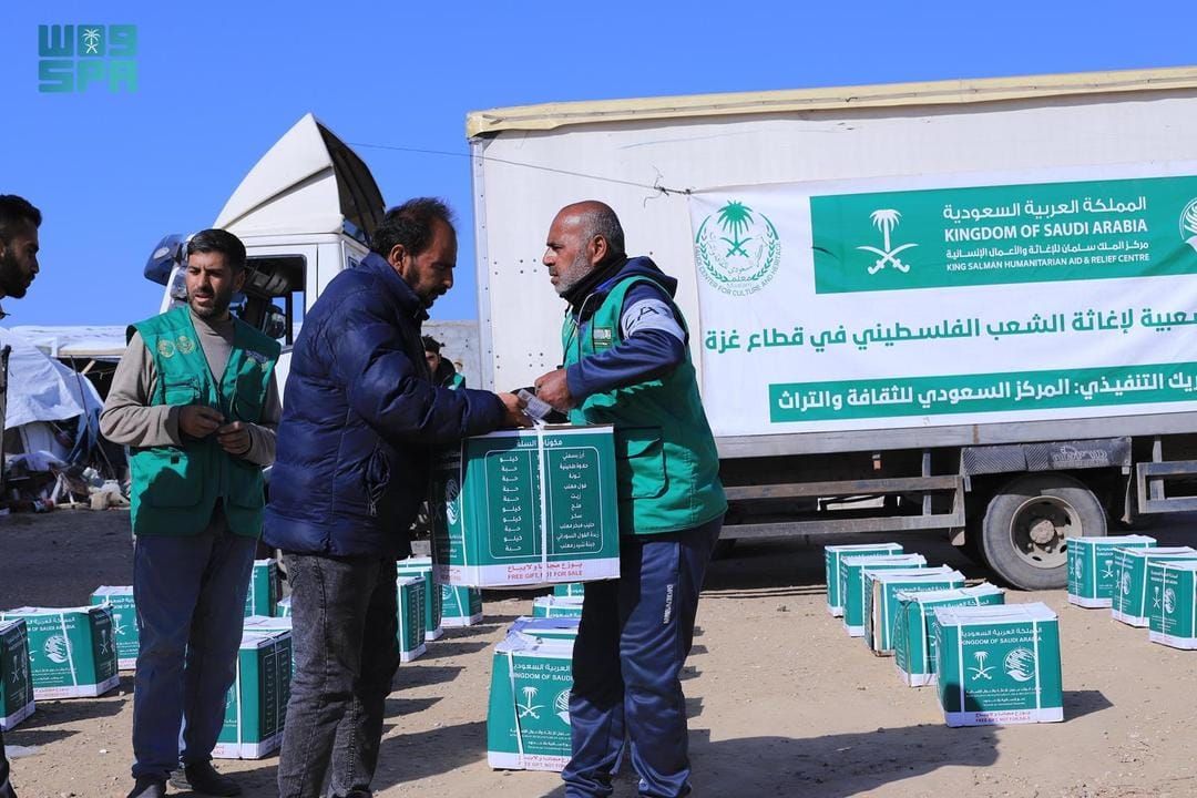 مركز الملك سلمان للإغاثة يوزّع مساعدات غذائية على النازحين جنوب قطاع غزة