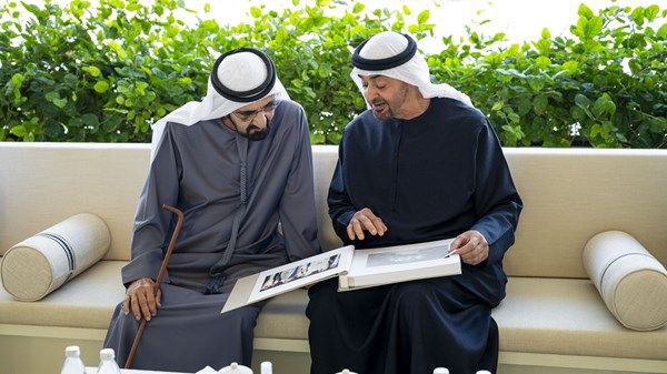 رئيس الدولة يهدي محمد بن راشد مجموعة صور توثق أبرز المناسبات الوطنية والمحطات التي جمعتهما في خدمة الوطن