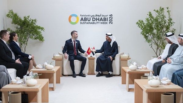 رئيس الدولة يلتقي رئيس وزراء مونتينيغرو خلال فعاليات "أسبوع أبوظبي للاستدامة"