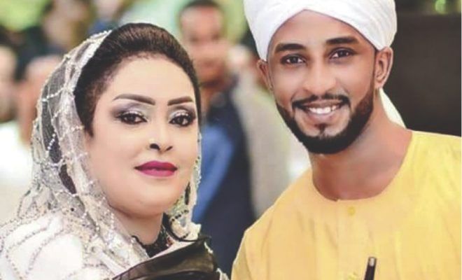 شاهد بالفيديو.. “مهما كبرت لكنك تبقى في نظر أمك طفل”.. الفنانة حنان بلوبلو تحرس إبنها المطرب محمد بشير بالنظرات في كل مكان وساخرون: (خائفة عليك من الخالات الذين من حولك)