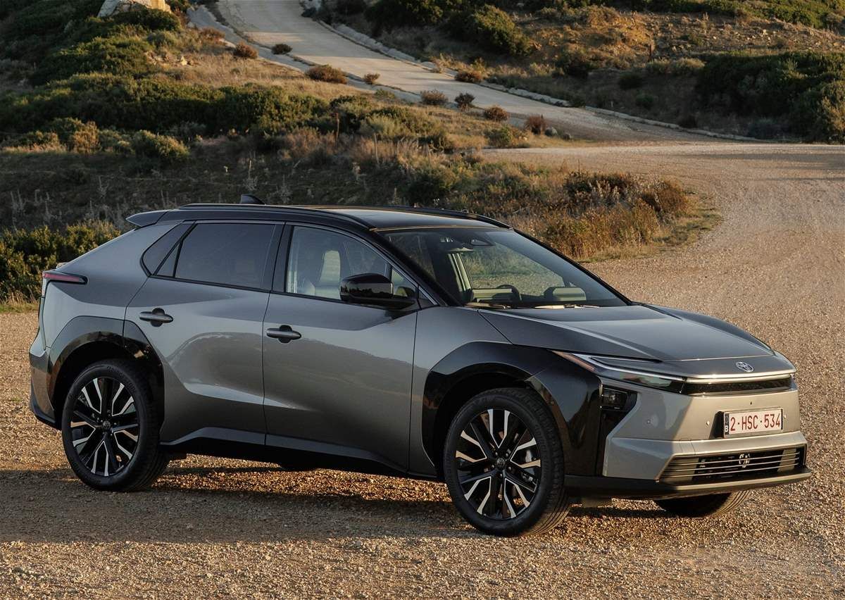 تويوتا bZ4X: بداية كهربائية متحفظة وتحسّن متأخر ولكن محسوب