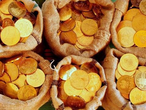 الذهب يتراجع من مستوياته التاريخية وسط ارتفاع الدولار بعد بيانات أمريكية