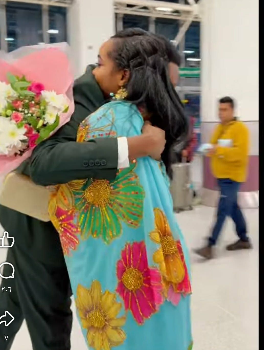 شاهد بالصورة والفيديو.. بطريقة رومانسية.. سوداني يستقبل زوجته بالورود والأحضان لحظة وصولها مطار مانشيستر ببريطانيا