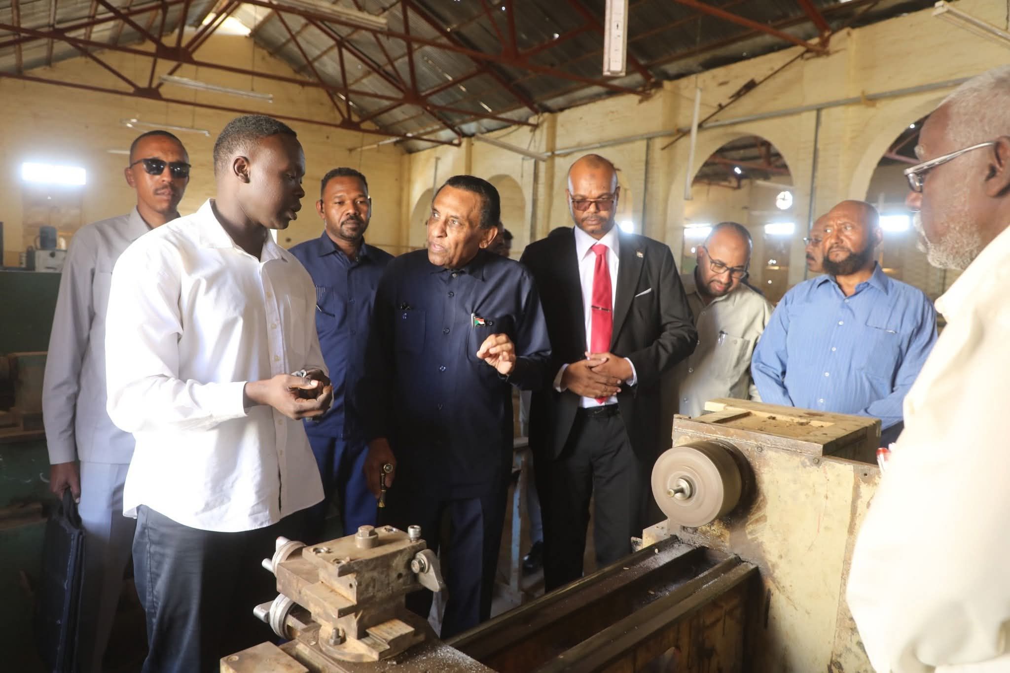 كامل إدريس يوجه بإنشاء (20) مدرسة صناعية فنية وتعمم لتغطي كافة ولايات البلاد