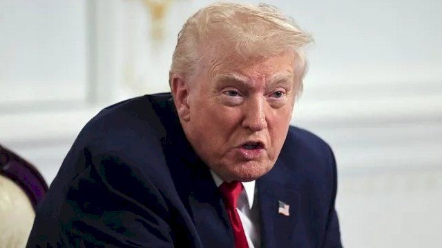 بالفيديو.. ترامب يرفع إصبعه الأوسط ويشتم عاملا في مصنع فورد للسيارات بولاية ميشيغان