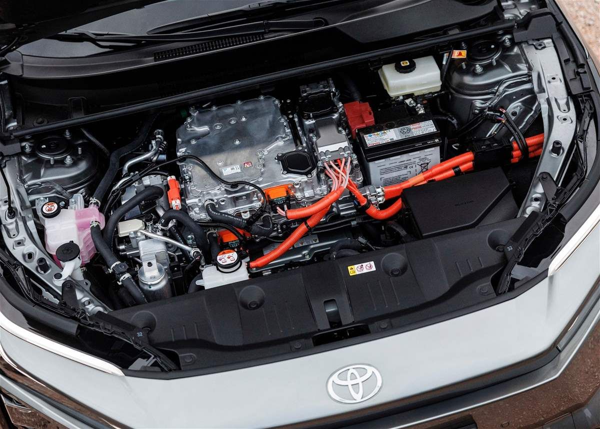 تويوتا bZ4X: بداية كهربائية متحفظة وتحسّن متأخر ولكن محسوب