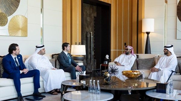 طحنون بن زايد يلتقي الرئيس التنفيذي لمؤسسة تمويل التنمية الأميركية