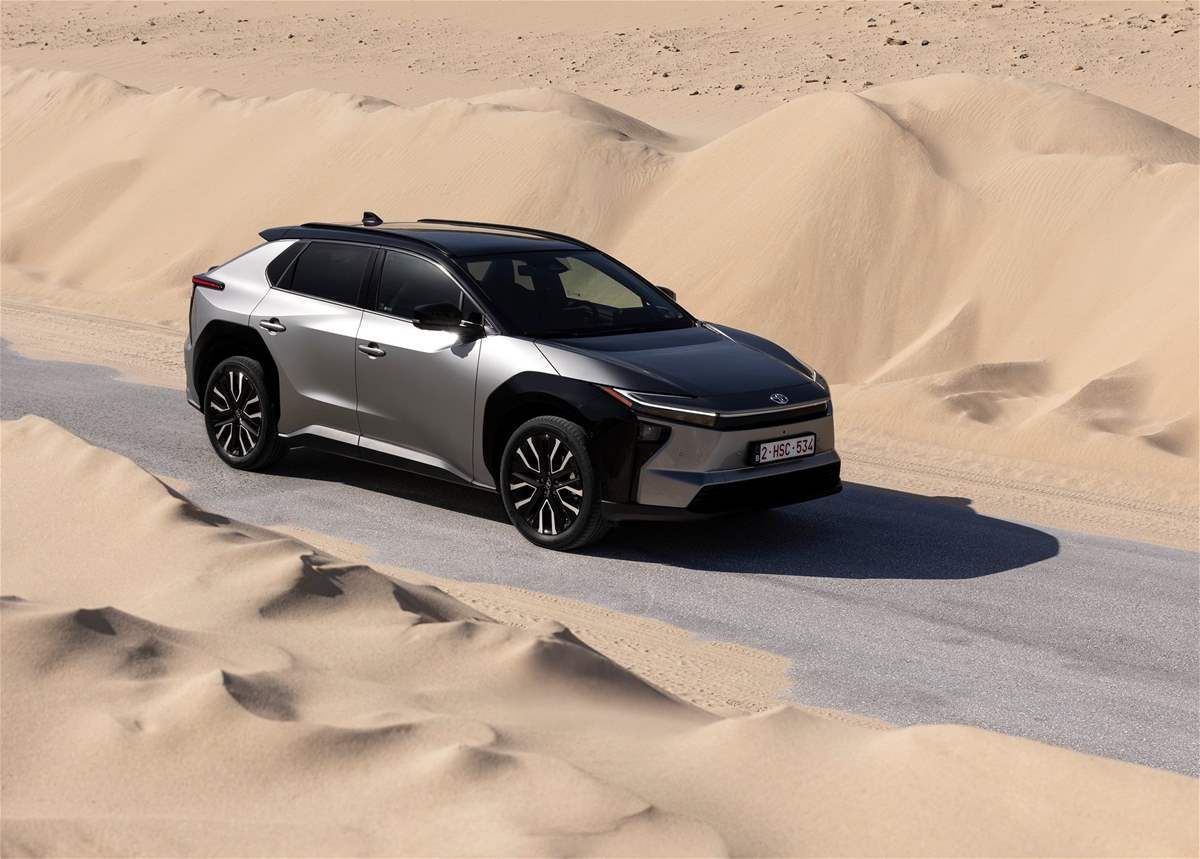 تويوتا bZ4X: بداية كهربائية متحفظة وتحسّن متأخر ولكن محسوب