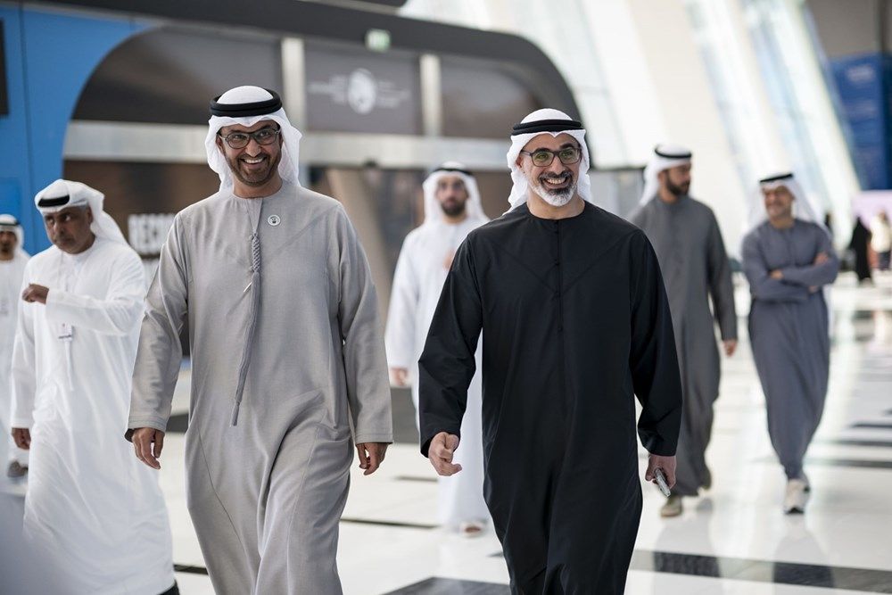 خالد بن محمد بن زايد يزور جناح منصة «شباب من أجل الاستدامة»