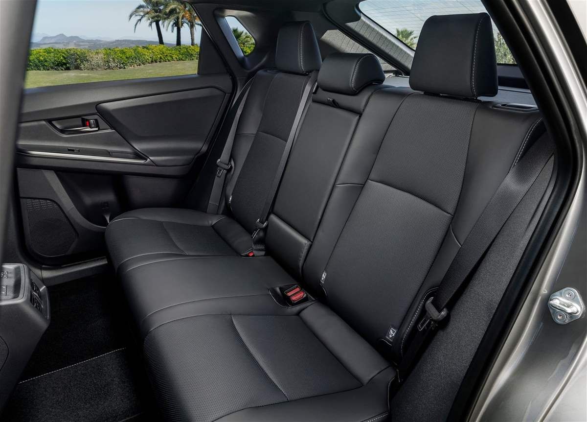 تويوتا bZ4X: بداية كهربائية متحفظة وتحسّن متأخر ولكن محسوب