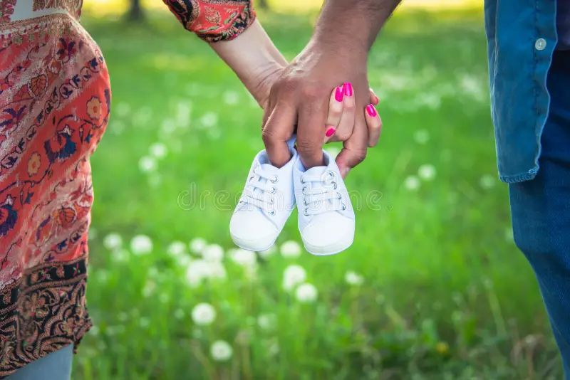 فنان شهير يرزق مولوده الأوّل بعد عامّين من الزّواج