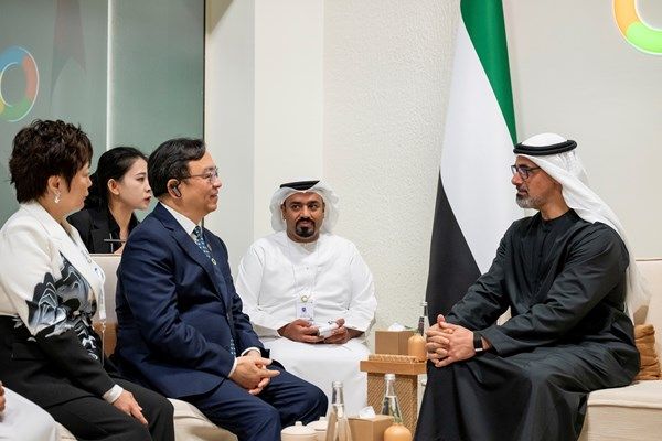 خالد بن محمد بن زايد يلتقي الرئيس التنفيذي لشركة "بي واي دي" الصينية لصناعة السيارات الكهربائية