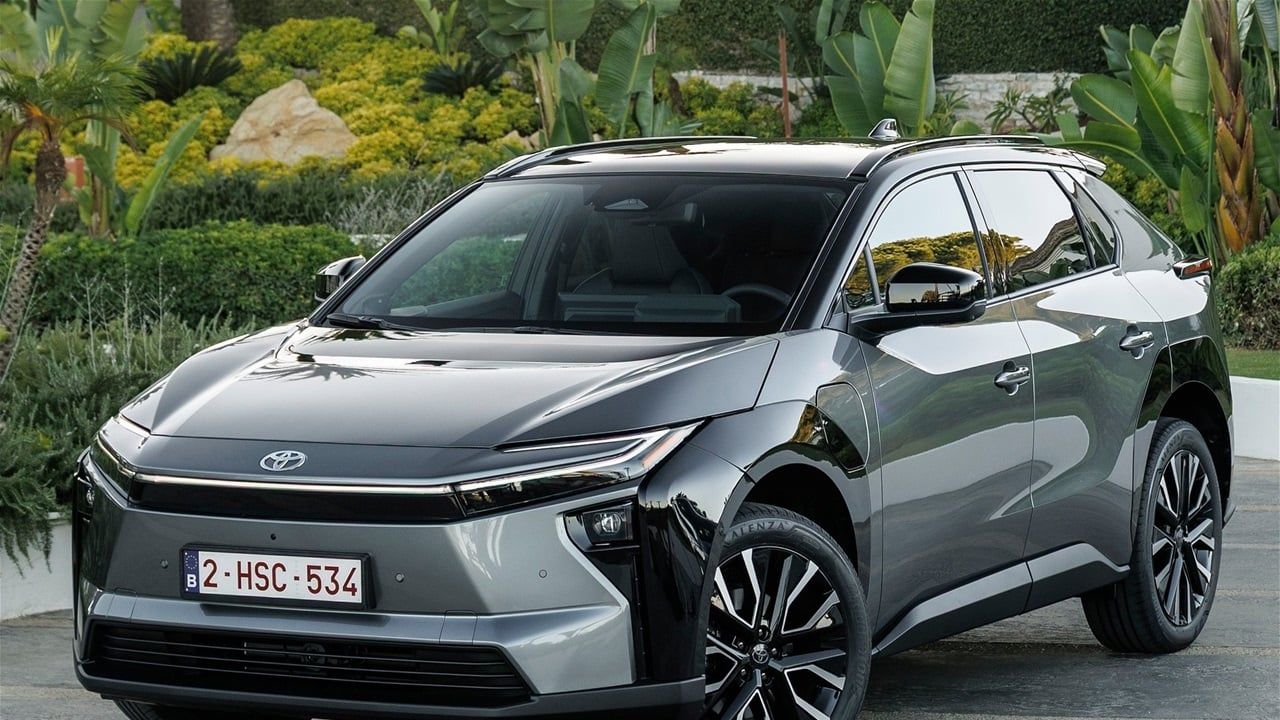 تويوتا bZ4X: بداية كهربائية متحفظة وتحسّن متأخر ولكن محسوب