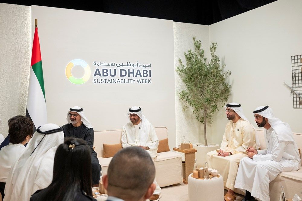 خالد بن محمد بن زايد يلتقي الرئيس التنفيذي لشركة "بي واي دي" الصينية لصناعة السيارات الكهربائية