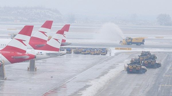 الجليد يعطّل حركة النقل والرحلات الجوية في وسط أوروبا