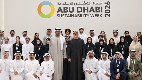 خالد بن محمد بن زايد يزور جناح منصة «شباب من أجل الاستدامة»
