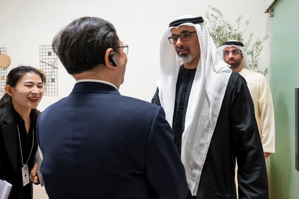 خالد بن محمد بن زايد يلتقي الرئيس التنفيذي لشركة "بي واي دي" الصينية لصناعة السيارات الكهربائية