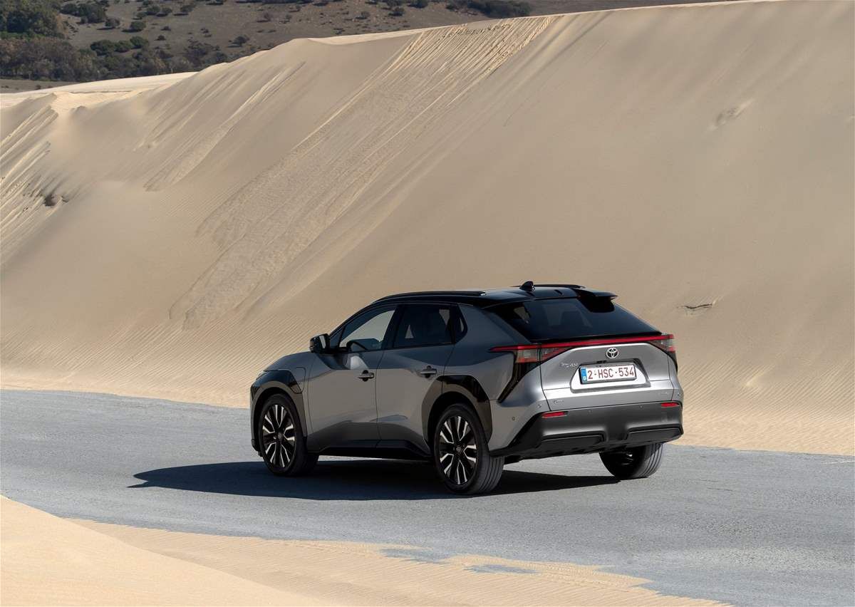 تويوتا bZ4X: بداية كهربائية متحفظة وتحسّن متأخر ولكن محسوب