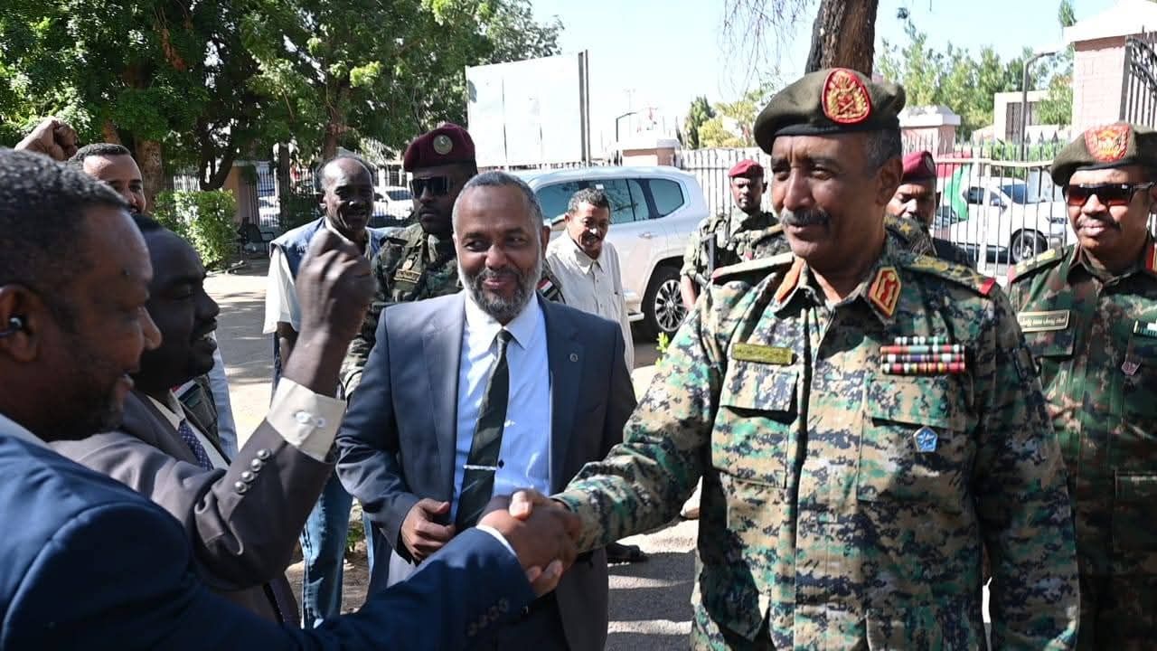 استقبال حافل للقائد البرهان بمقر وزارة الصحة الاتحادية