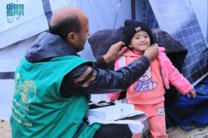 مركز الملك سلمان للإغاثة يوزّع ملابس شتوية للأطفال في مخيمات غزة