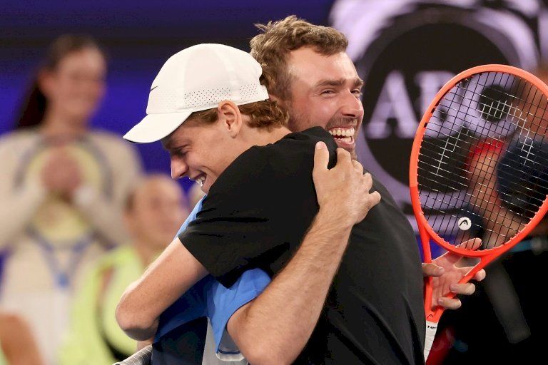 هاو يفجر المفاجأة في مواجهة نخبة من نجوم كرة المضرب ويحرز جائزة مليون دولار أسترالي