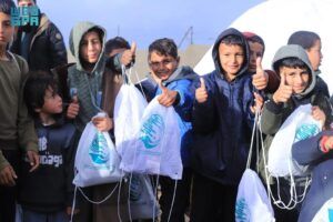 مركز الملك سلمان للإغاثة يوزّع ملابس شتوية للأطفال في مخيمات غزة