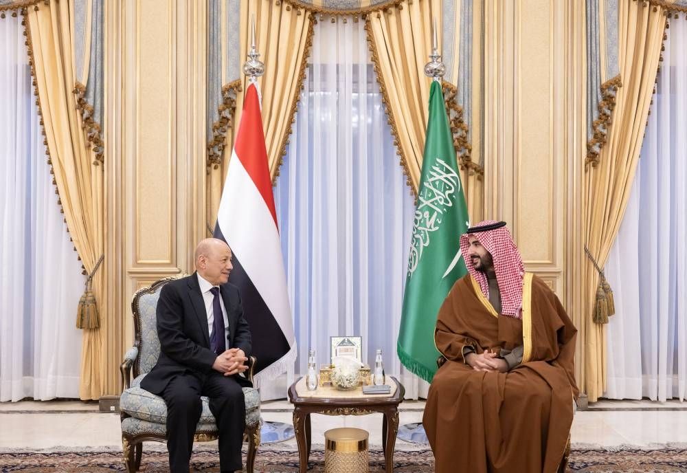 وزير الدفاع يلتقي برئيس مجلس القيادة الرئاسي رشاد العليمي