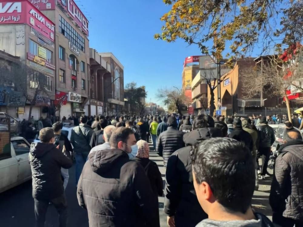 ترمب يعد بمساعدة الإيرانيين
2000 قتيل حصيلة الاحتجاجات