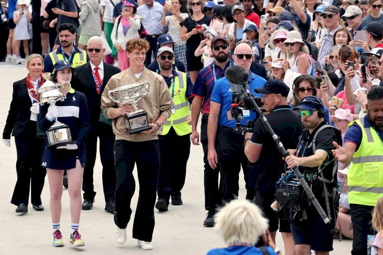 بطولة أستراليا: مواجهة محتملة بين سينر وديوكوفيتش في نصف النهائي