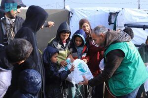 مركز الملك سلمان للإغاثة يوزّع ملابس شتوية للأطفال في مخيمات غزة