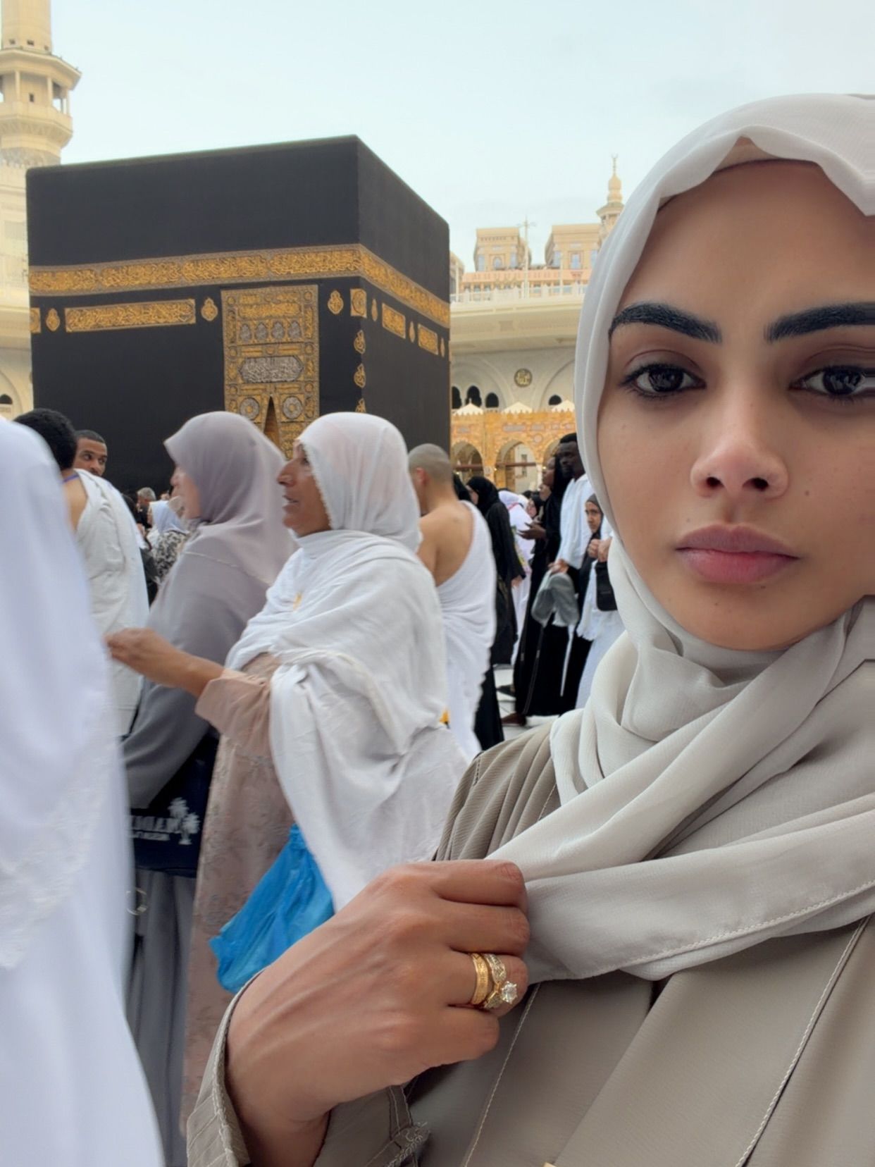 شاهد بالصور.. “عمرة عن فقيد روحي”.. المودل الحسناء أمل المنير تؤدي “العمرة” للمرة الثانية وتهدي ثوابهما لروح زوجها الحرس الشخصي لقائد الدعم السريع والجنس اللطيف يسخر: (عمرة بمكياج دي ما سمعنا بيها)