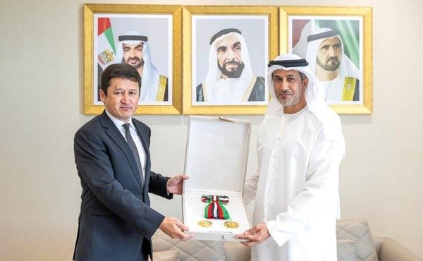 رئيس الدولة يمنح سفير أوزبكستان وسام الاستقلال من الطبقة الأولى