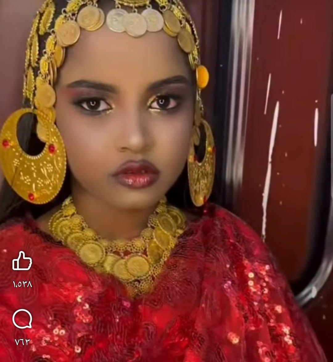 شاهد بالصورة والفيديو.. عروس سودانية عمرها 10 سنوات تفاجئ المتابعين وتعبر عن سعادتها بالزواج: (منتظرة اليوم دا من زمان)