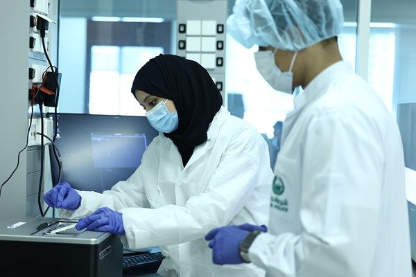شرطة دبي تعزز منظومتها الأمنية بتقنيات "الأنساب الوراثية الجنائية" لحل أعقد القضايا